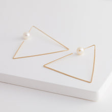 Load image into Gallery viewer, Symbol triangle hoop earring - Kolekto 
