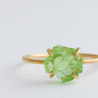 Rough stone green grossular garnet ring - Kolekto 