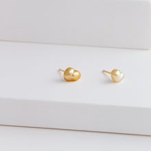 Load image into Gallery viewer, Kidney single gold pearl stud - Kolekto 
