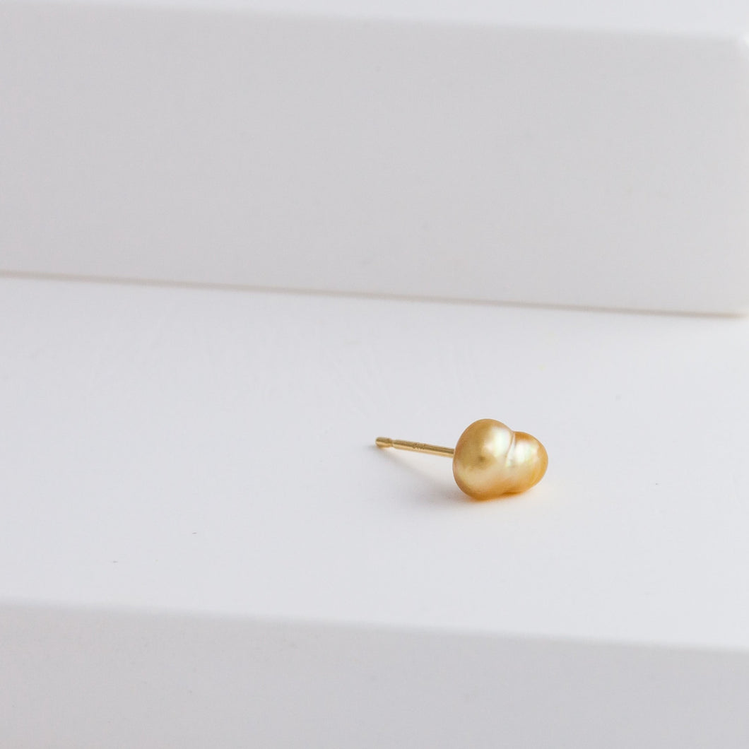 Kidney single gold pearl stud - Kolekto 