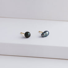 Load image into Gallery viewer, Kidney single black pearl stud - Kolekto 
